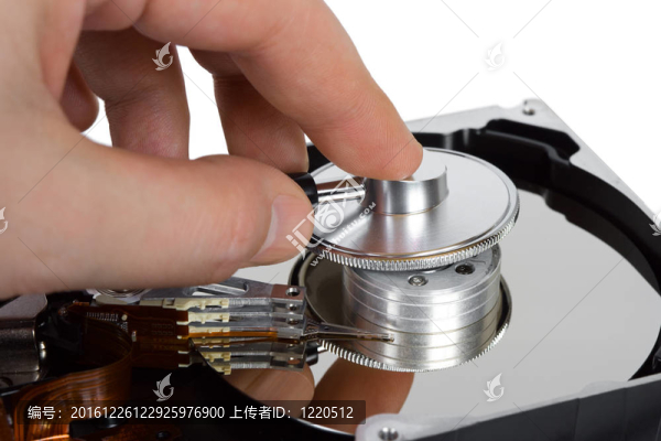 用聽診器和電腦硬盤的手