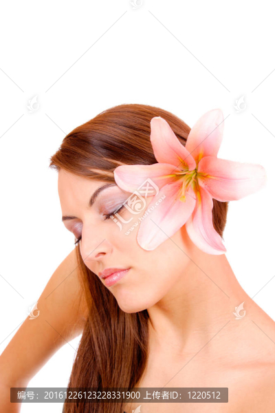 美麗的女人與花孤立的白色