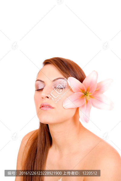 美麗的女人與花孤立的白色