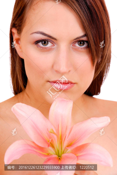 美麗的女人與花孤立的白色