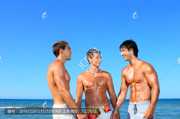 在海灘上放松的男人