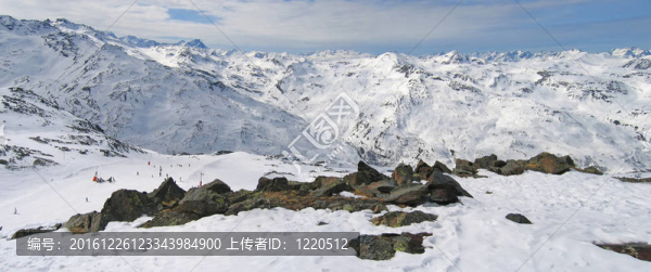 與滑雪道法國山大全景，貝婁在山谷；Val,Thorens站；法國；阿爾卑斯山