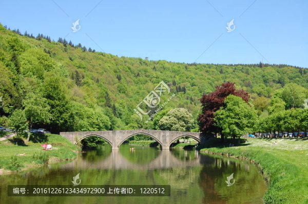 河上的古建筑橋；