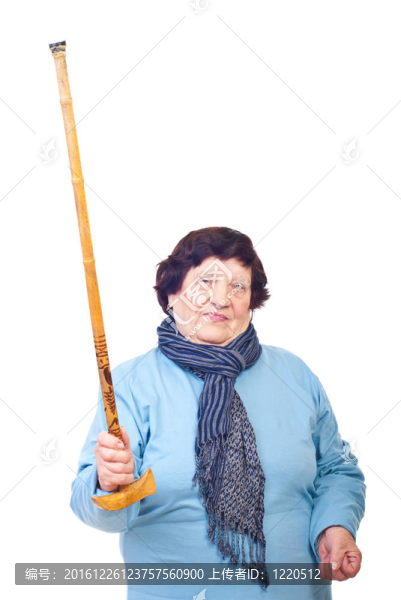 心煩意亂的老婦人展示她的手杖