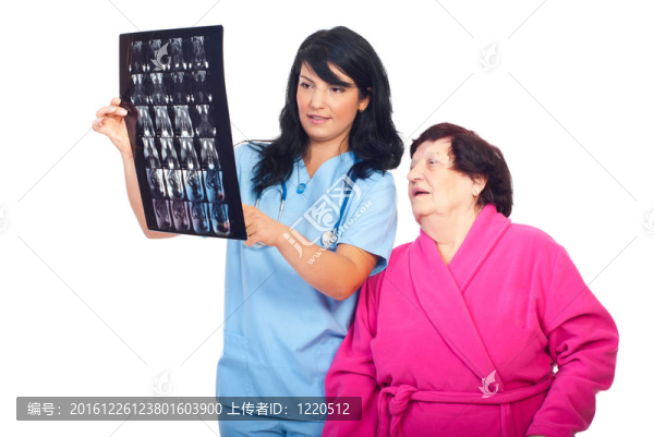 醫(yī)生的女人回顧MRI與她的老年患者