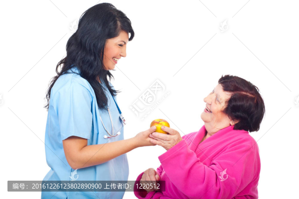 給老年病人提供蘋果的醫(yī)生
