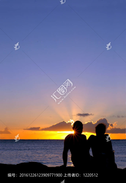 夕陽(yáng)下情侶情侶的浪漫度假意象