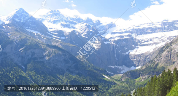 在前景中的森林的加瓦爾尼馬戲團的比利牛斯山脈；法國山脈的觀點；