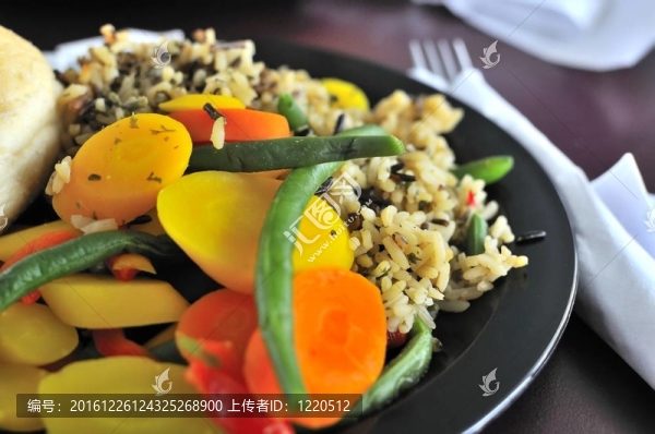 健康米飯和蔬菜