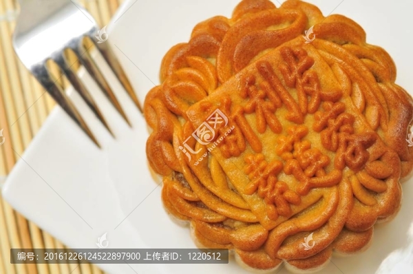 在白盤月餅