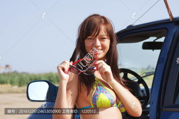 靠近汽車的年輕女孩