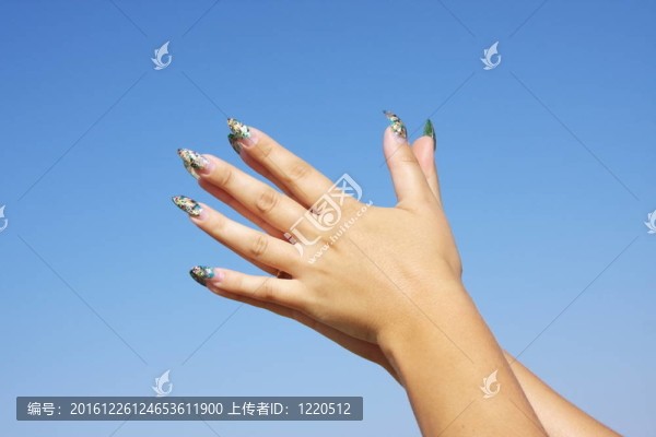 女人的手放在一個(gè)背景蔚藍(lán)的天空