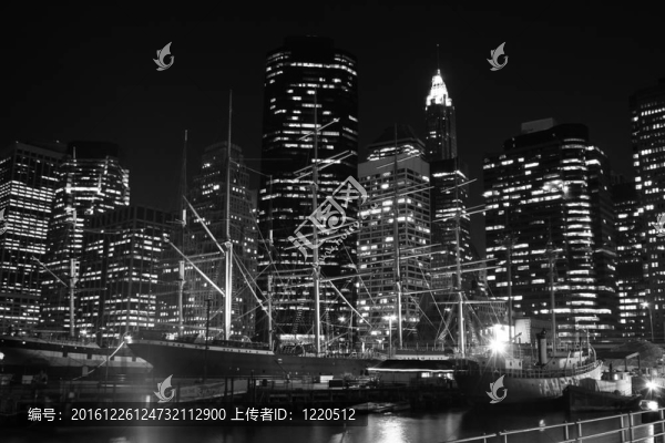 紐約天際的夜生活和前面的船