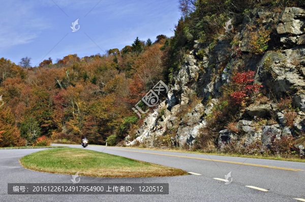 高速公路上的摩托車
