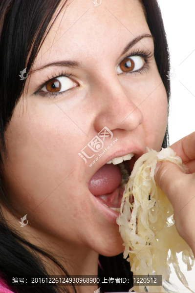 一個(gè)年輕的女人喜歡一些有機(jī)酸菜