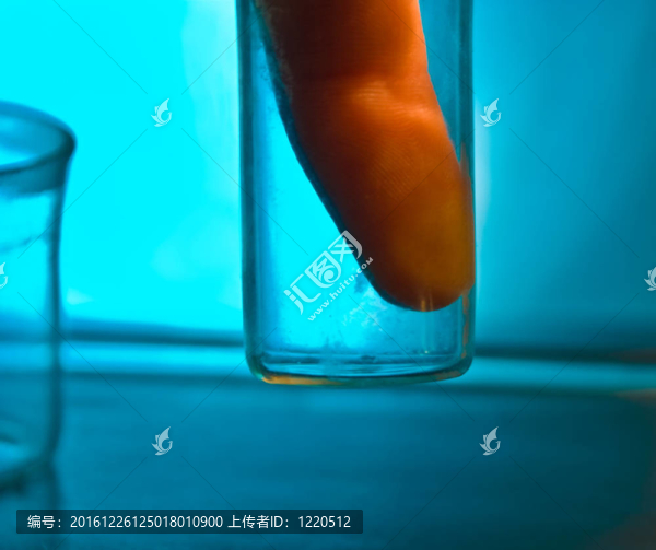 實(shí)驗(yàn)室燒瓶中的人體手指