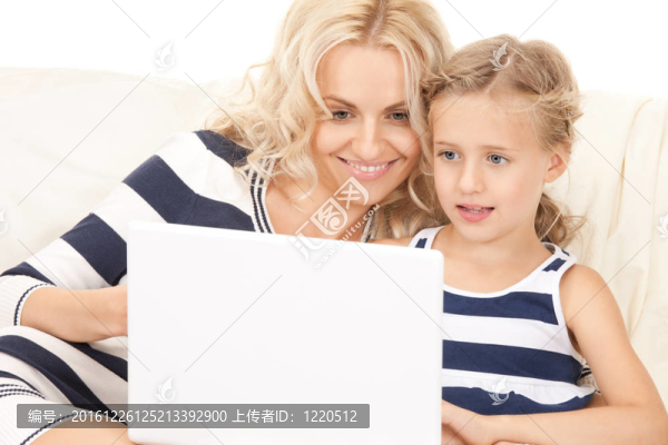 快樂媽媽和孩子用筆記本電腦