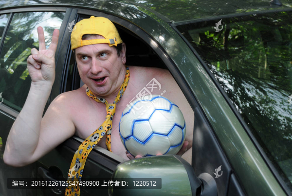 從車窗口顯示V字手勢