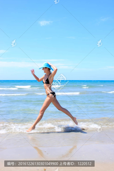 站在海灘上的年輕女子