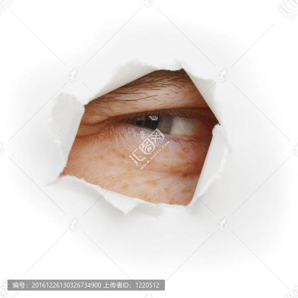 瞇著眼睛看起來從一個洞