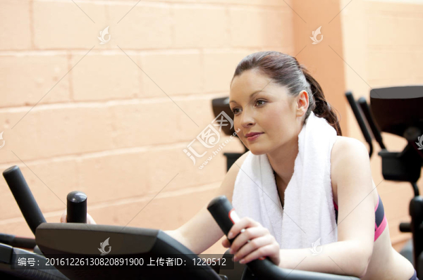 健身中心自行車上的美女訓(xùn)練