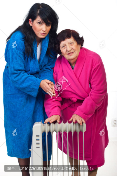 帶散熱器熱的冷發(fā)抖婦女