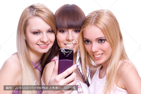 三個(gè)女孩帶電話