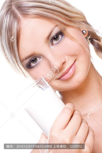 美女喝牛奶