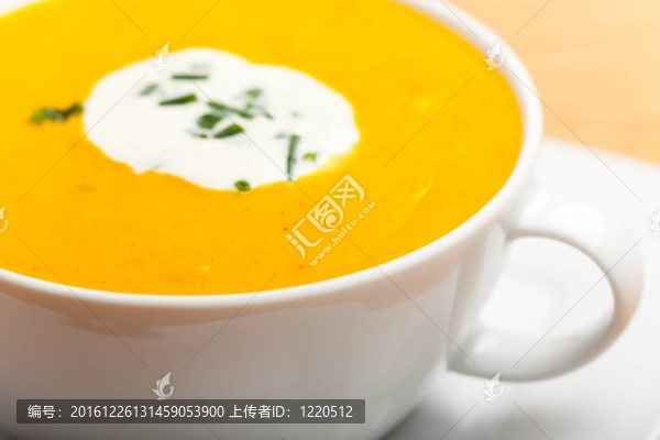 白碗南瓜湯