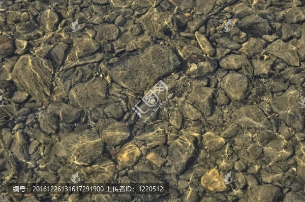石頭在水中