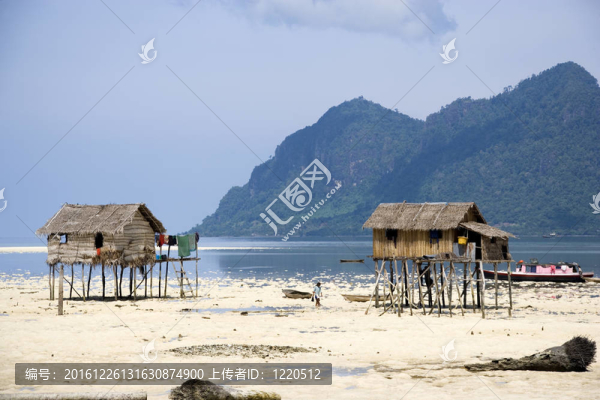 島上的本地搭建的吊腳樓