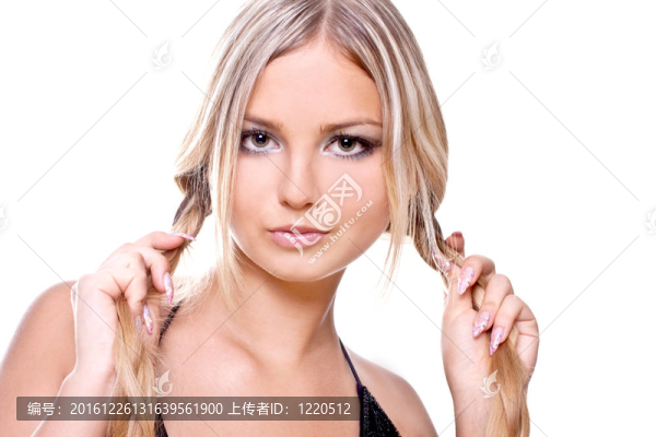 穿著短褲的漂亮女人