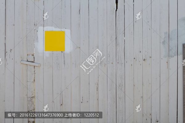 帶標(biāo)志的木制圍欄