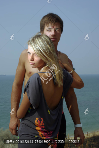 海灘上擁抱年輕夫婦