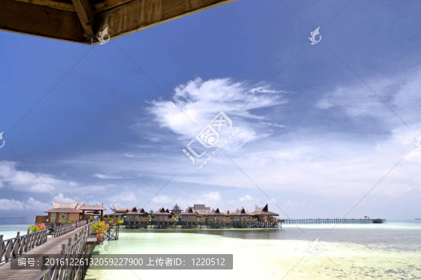 踩高蹺的人行道和小屋