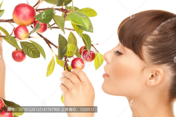 蘋果枝的快樂女人