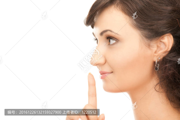 手指在嘴唇