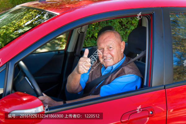 高級作為汽車司機在車上。扣緊安全帶。