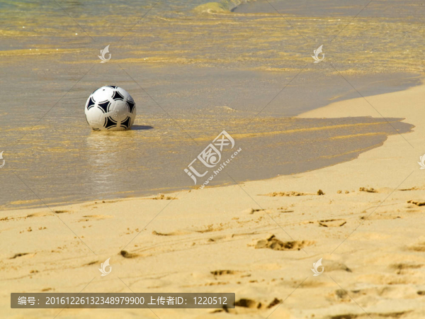 球在沙灘上