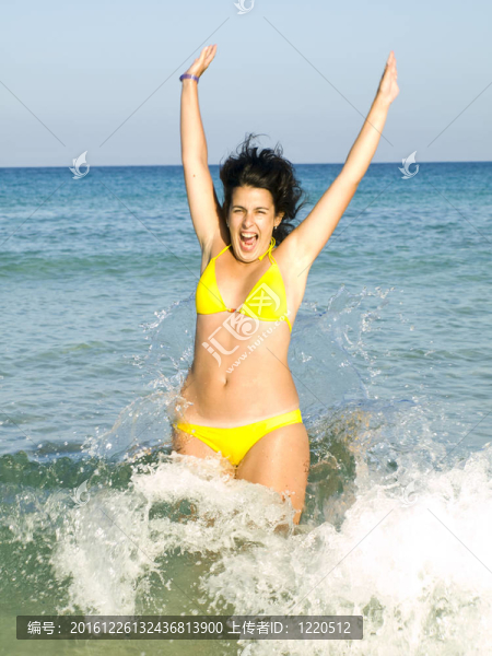 玩海浪的女孩