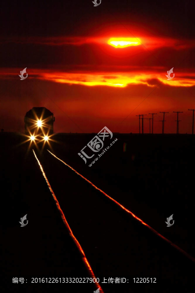 即將到來的trrain接近日落風(fēng)景