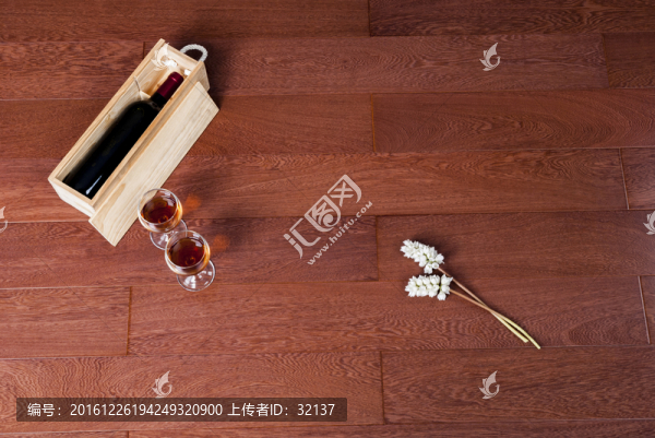 俯拍酒紅色歐式地板