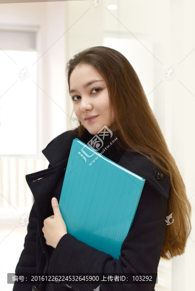 手持文件的女人