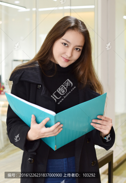 手持文件的女白領(lǐng)