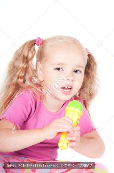 演播室里的小可愛女孩