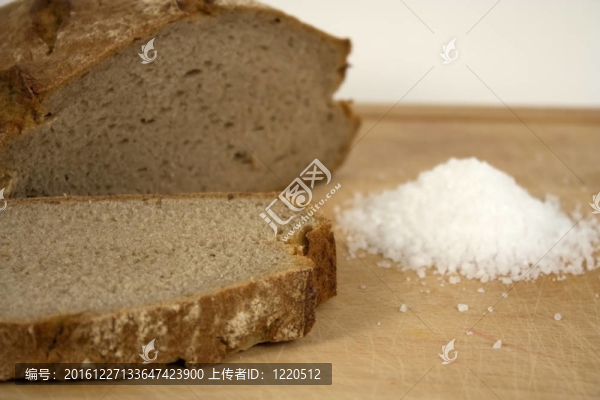 面包片和鹽