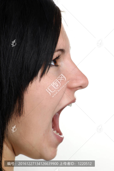 一個年輕女子張開嘴喊著