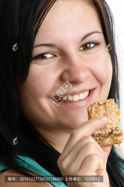 一個年輕的女人喜歡她自制的蛋糕
