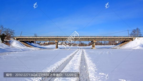 汽車橋通過小河流