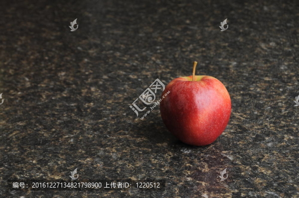 在黑色的廚房臺面紅蘋果